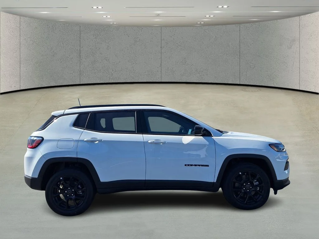 New 2026 Bright White Clearcoat Jeep Latitude image 4