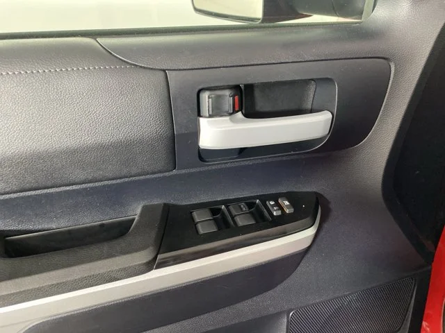 Used 2014 Red Toyota SR5 image 12