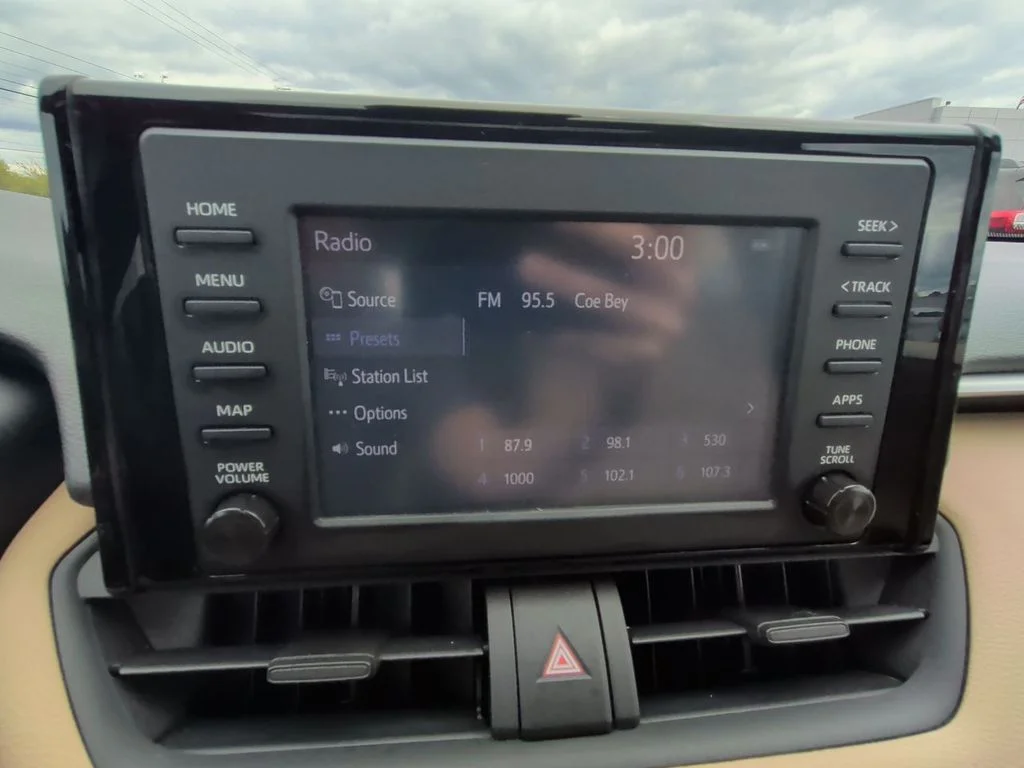 Used 2019  Toyota XLE image 17