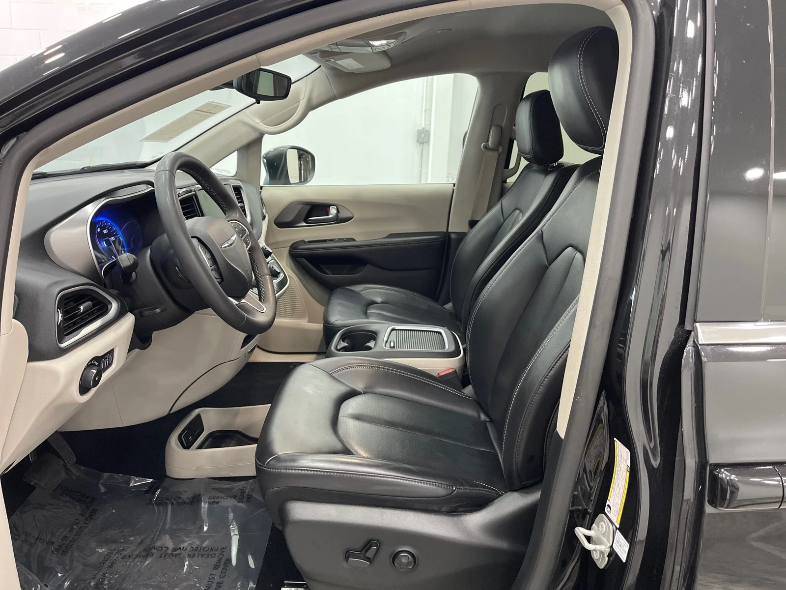 Used 2023 Brilliant Black Crystal Pearlcoat Chrysler Touring L image 12