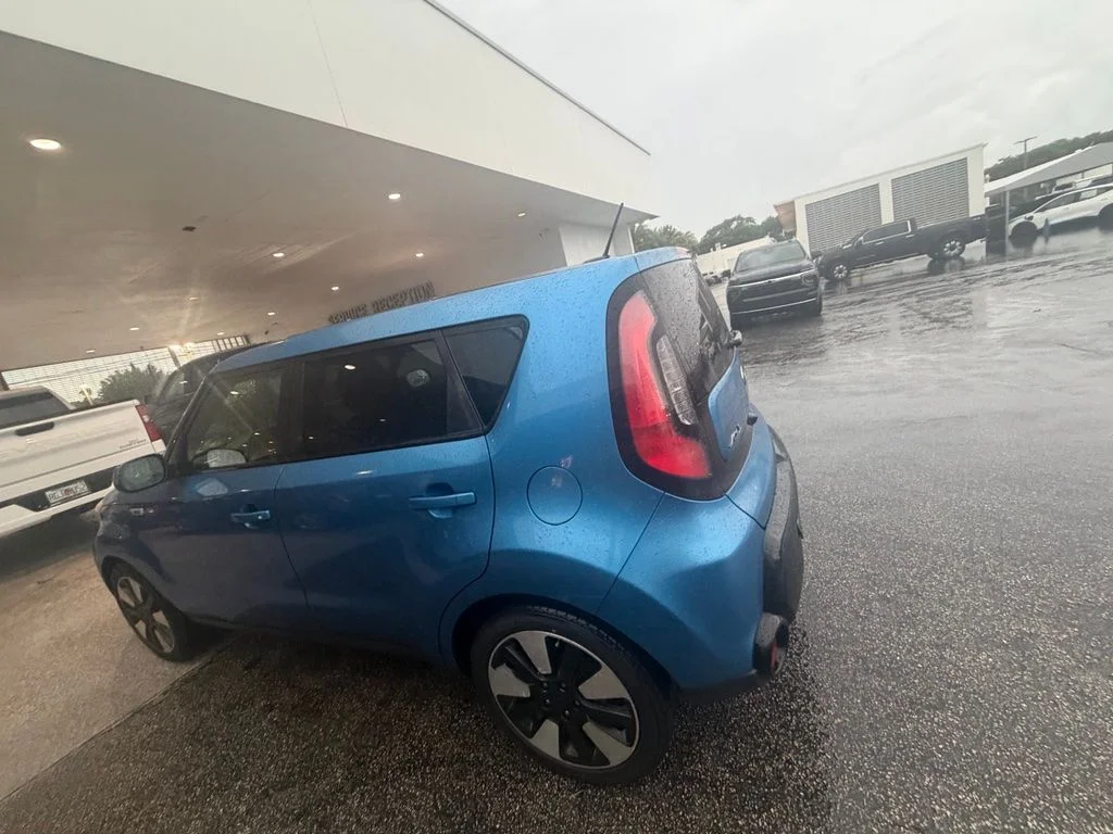 Used 2016 Blue Kia Plus image 6