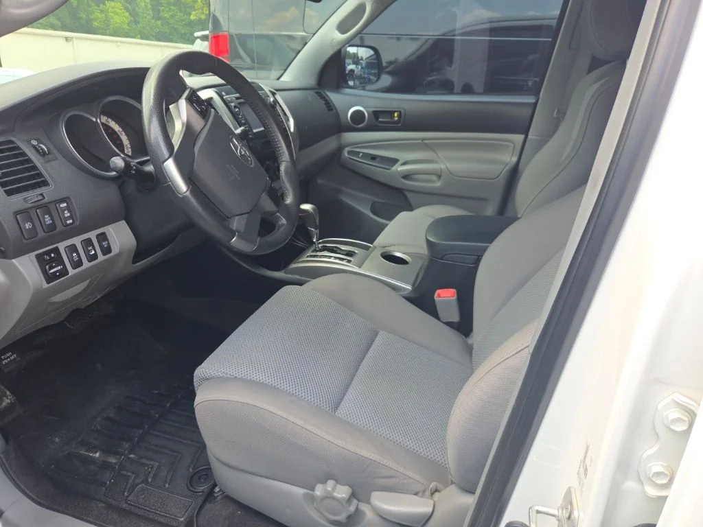 Used 2013 White Toyota Base image 3