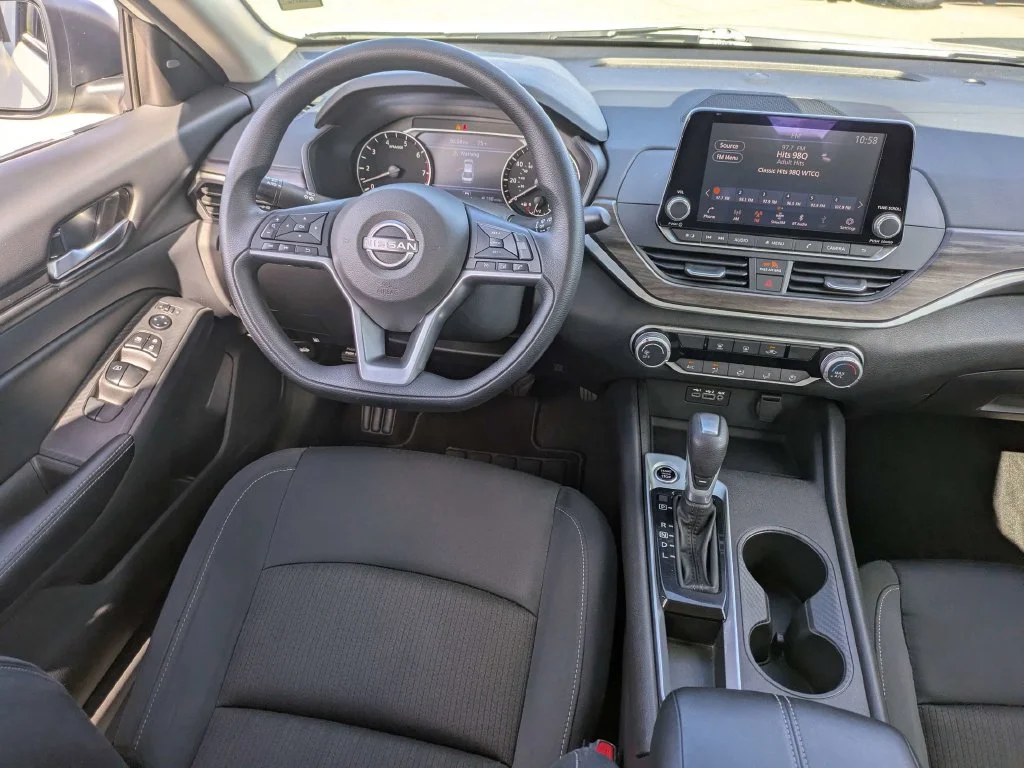 Used 2025 White Nissan 2.5 SV image 15