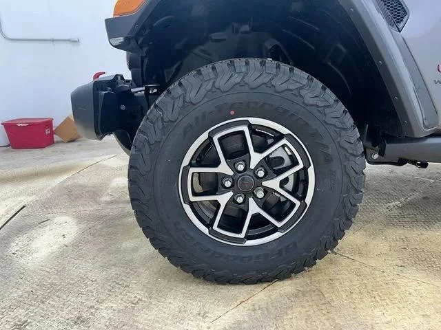 New 2026 Granite Crystal Metallic Clear-Coat Exterior Paint Jeep Rubicon image 20