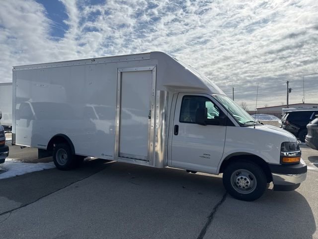 New 2025 Summit White Chevrolet 2WT image 4