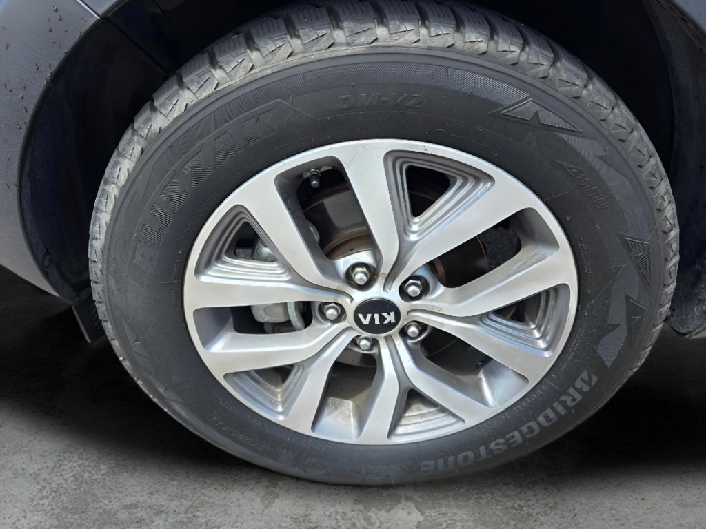 Used 2016 Mineral Silver Kia LX image 30