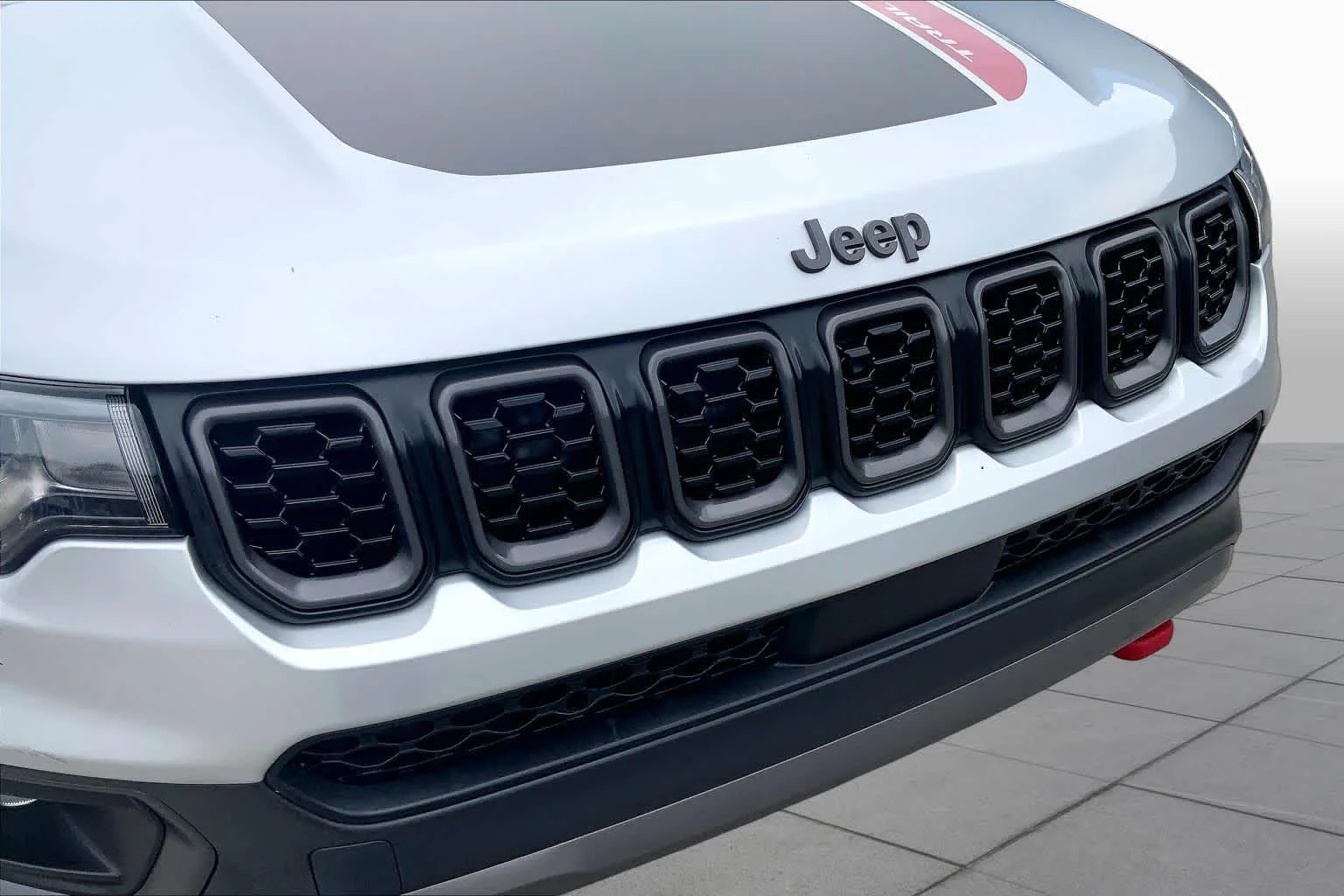 Used 2025 Silver Zynith Metallic Clearcoat Jeep Trailhawk image 30