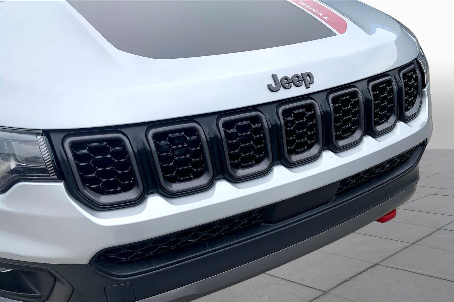 Used 2025 Silver Zynith Metallic Clearcoat Jeep Trailhawk image 29