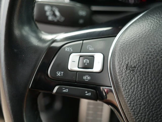 Used 2019 Gray Volkswagen 2.0T SEL image 25