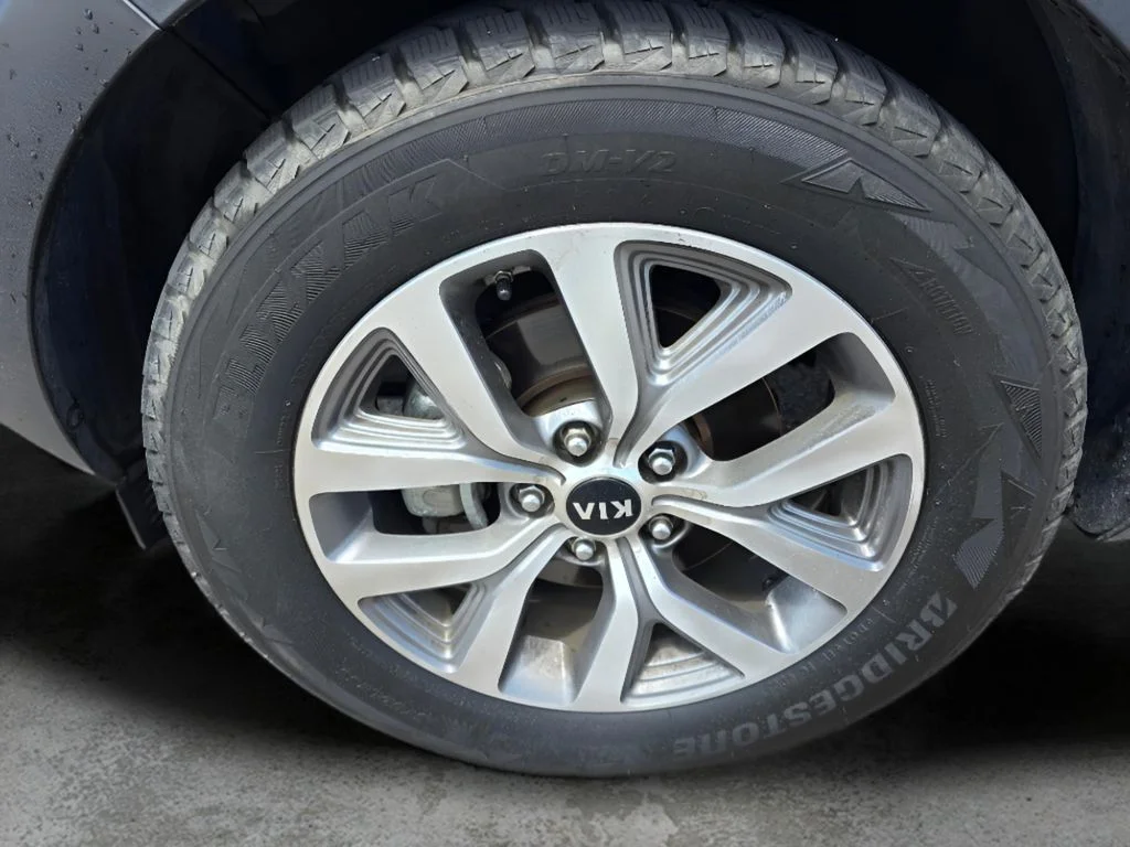 Used 2016 Mineral Silver Kia LX image 30