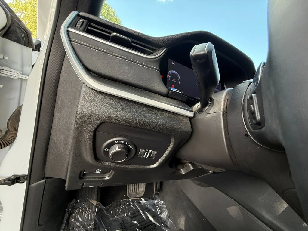 Used 2024 White Jeep Laredo image 23