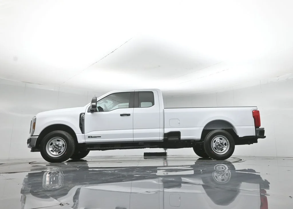 New 2026 Oxford White Ford XL image 7