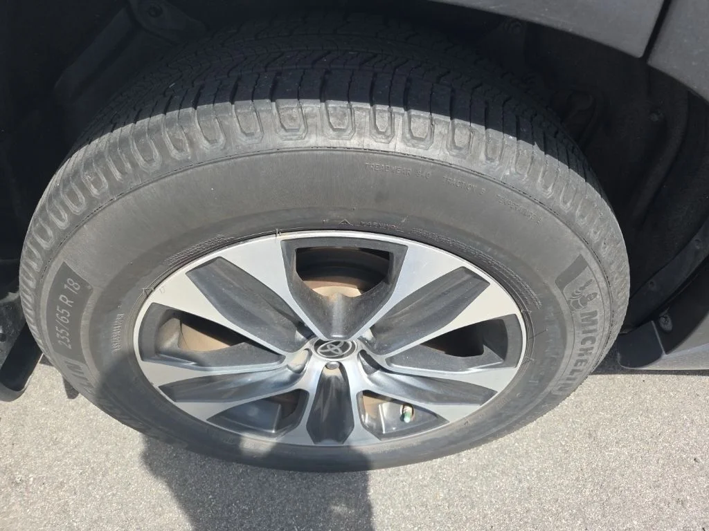 Used 2021  Toyota XLE image 12