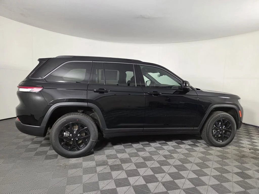 New 2026 Diamond Black Crystal Pearl-Coat Exterior Paint Jeep Laredo Altitude image 3