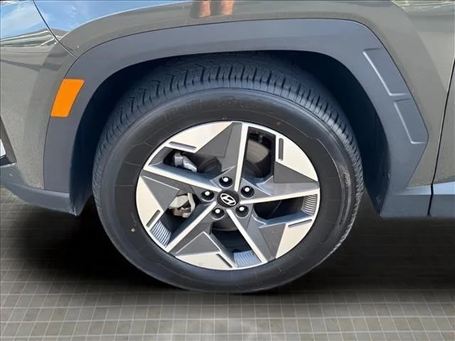 Used 2025 Green Hyundai SEL image 19