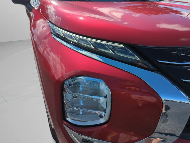 Used 2024  Mitsubishi SE image 17