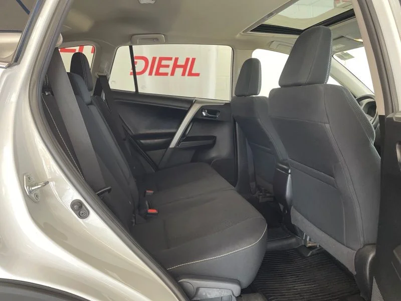 Used 2018 White Toyota XLE image 11