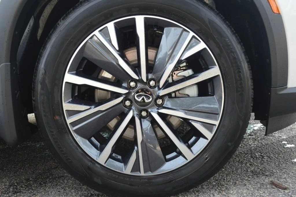 Certified Used 2026 White INFINITI LUXE image 10