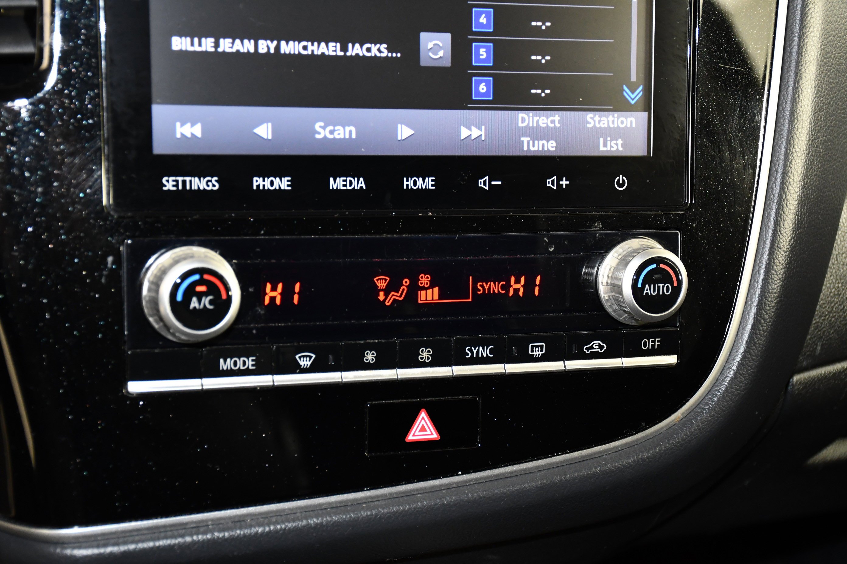 Used 2020 Labrador Black Metallic Mitsubishi SEL image 28