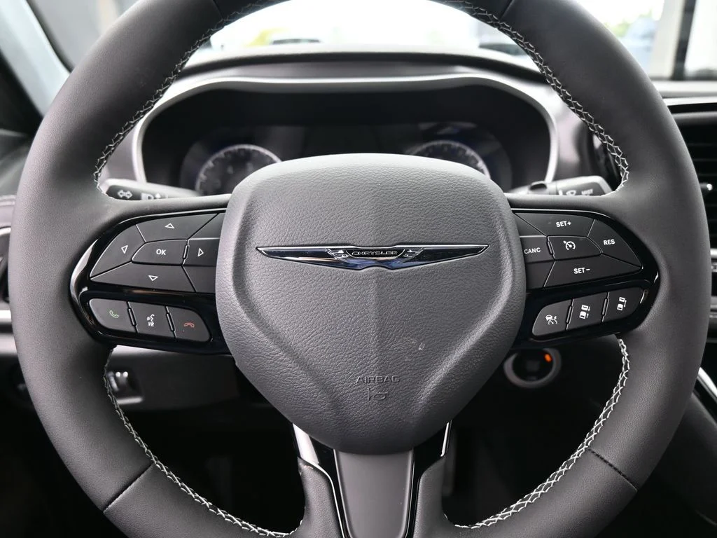 New 2026 Bright White Clear-Coat Exterior Paint Chrysler Select image 26