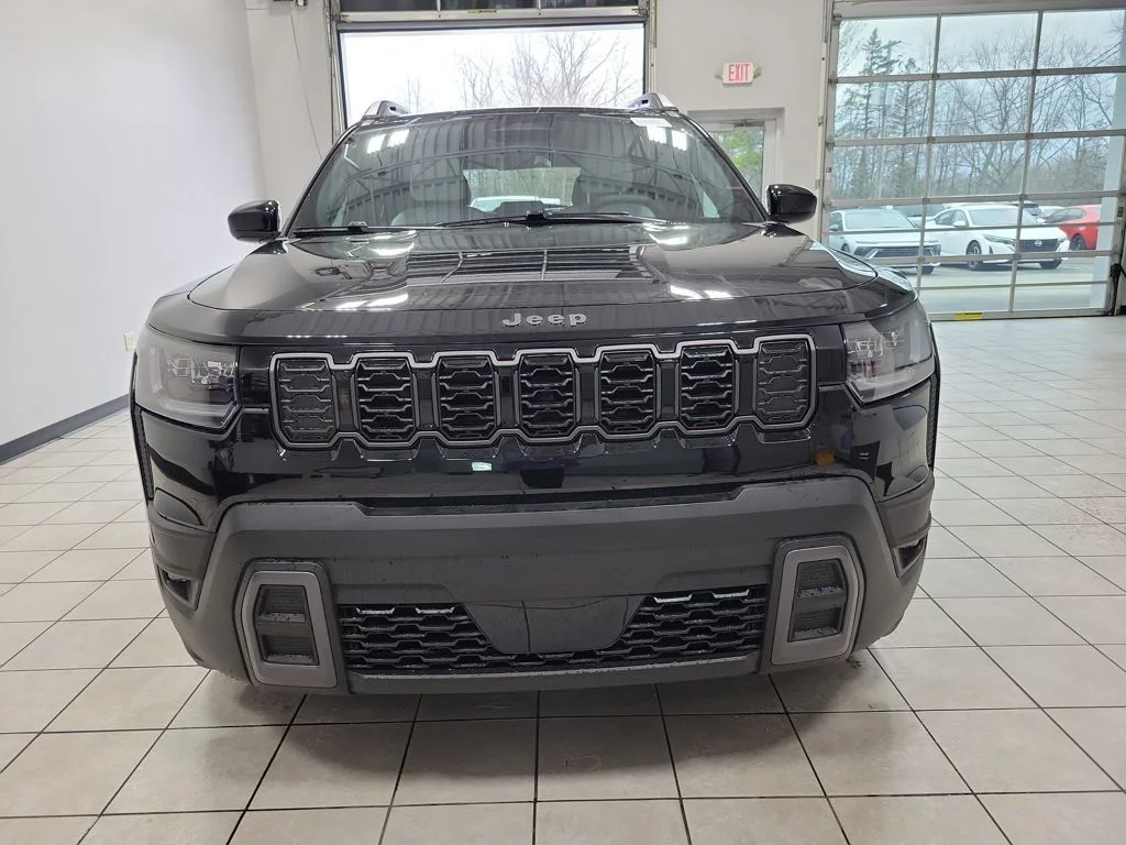 New 2026 Diamond Black Crystal Pearlcoat Jeep Laredo image 2