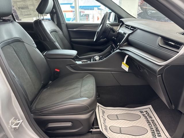 New 2026 Silver Zynith Exterior Paint Jeep Altitude image 12