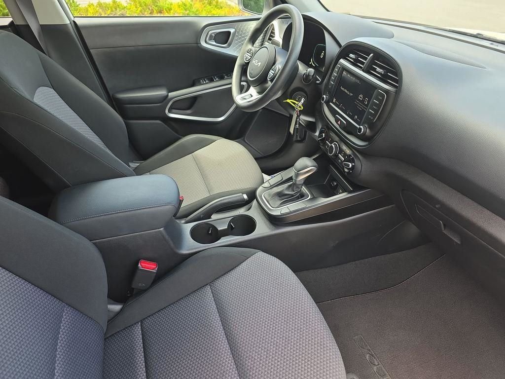 2025 Kia Soul LX - Photo 17