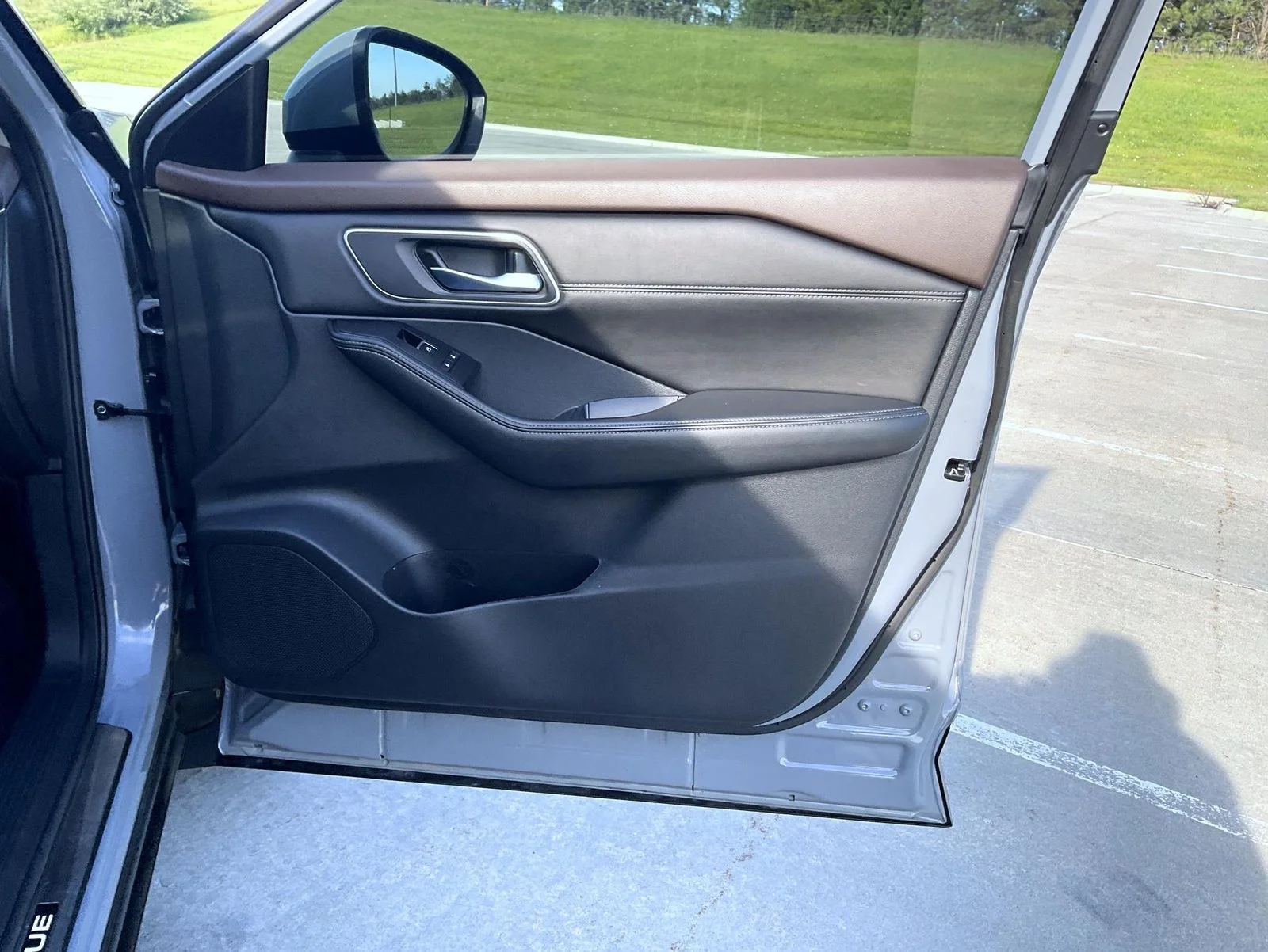 Used 2023 Gray Nissan Platinum image 16