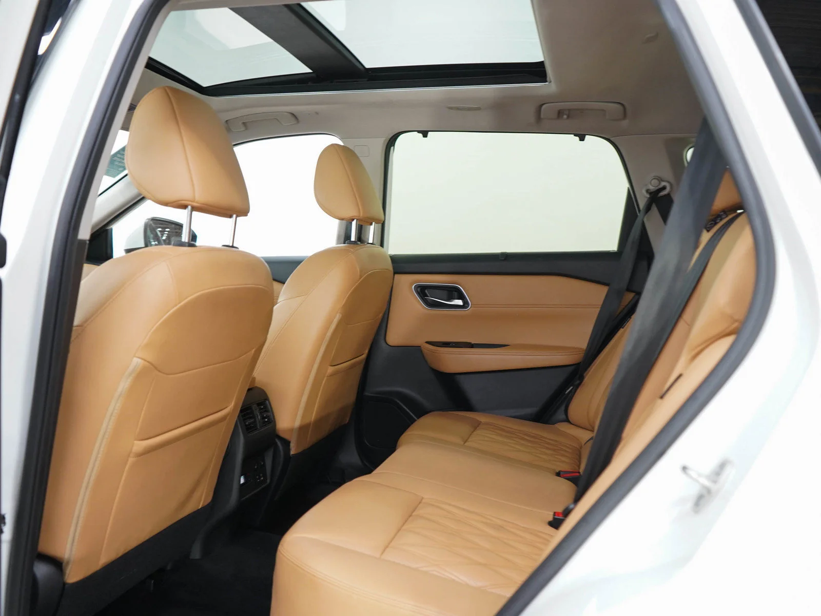 Used 2023 Pearl White Tricoat Nissan Platinum image 18