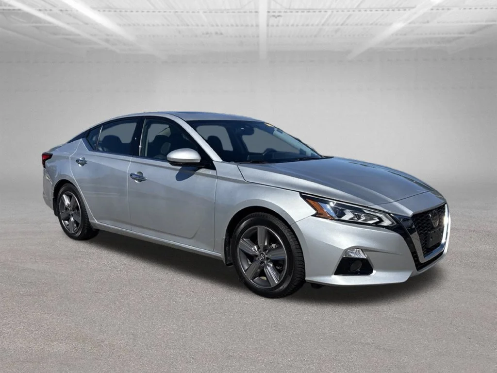 Used 2022 Silver Nissan 2.5 SL image 2