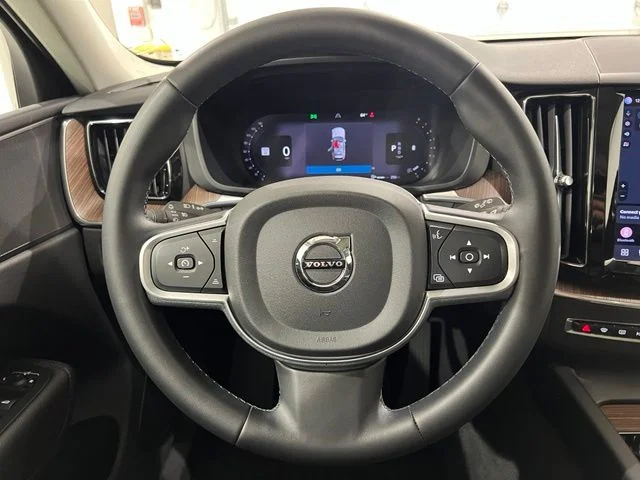 Certified Used 2022 Crystal White Volvo Momentum image 13