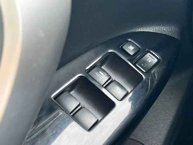 Used 2022  Mitsubishi LE image 26