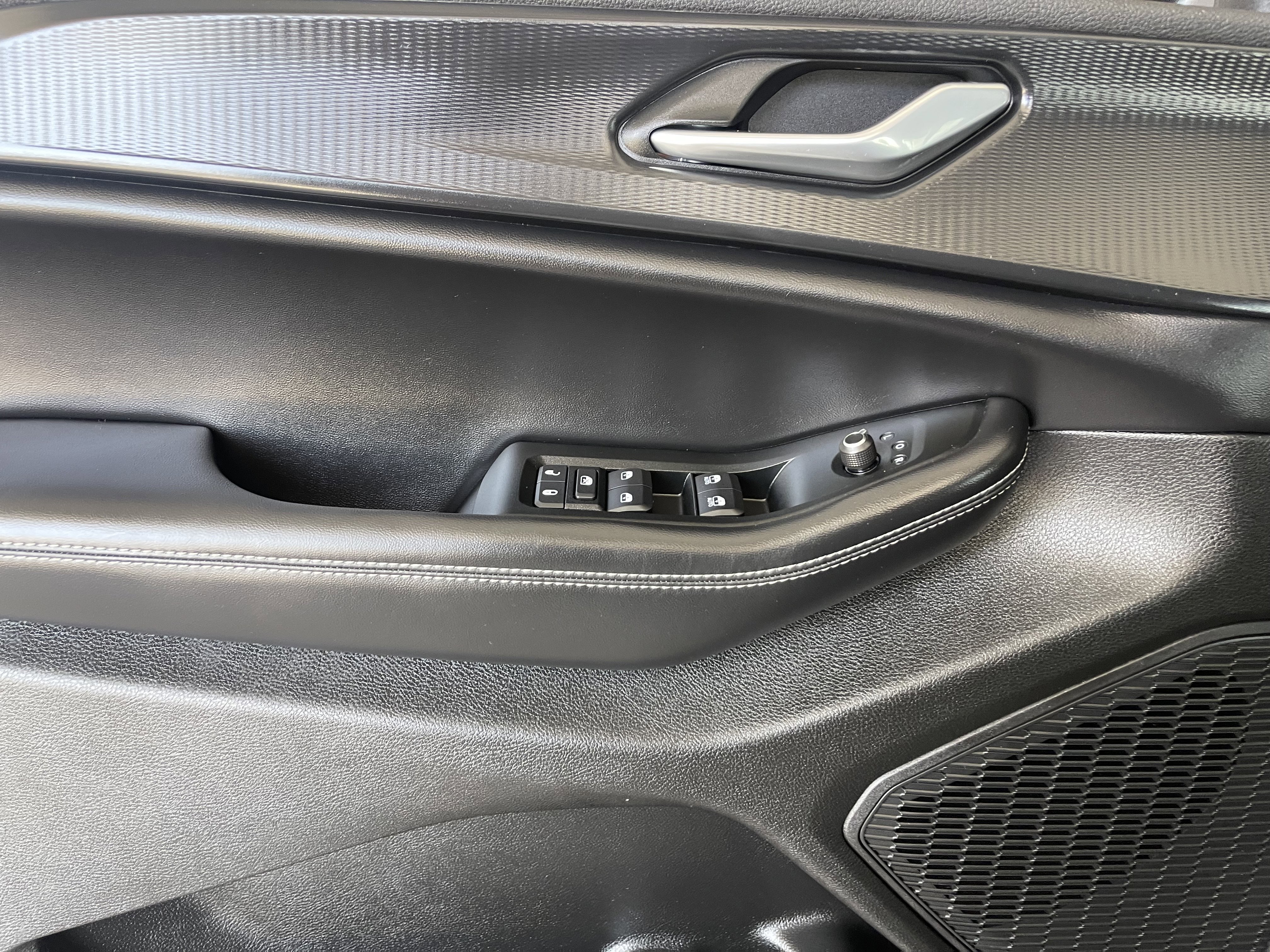 New 2026 Baltic Gray Metallic Clear-Coat Exterior Paint Jeep Laredo image 9