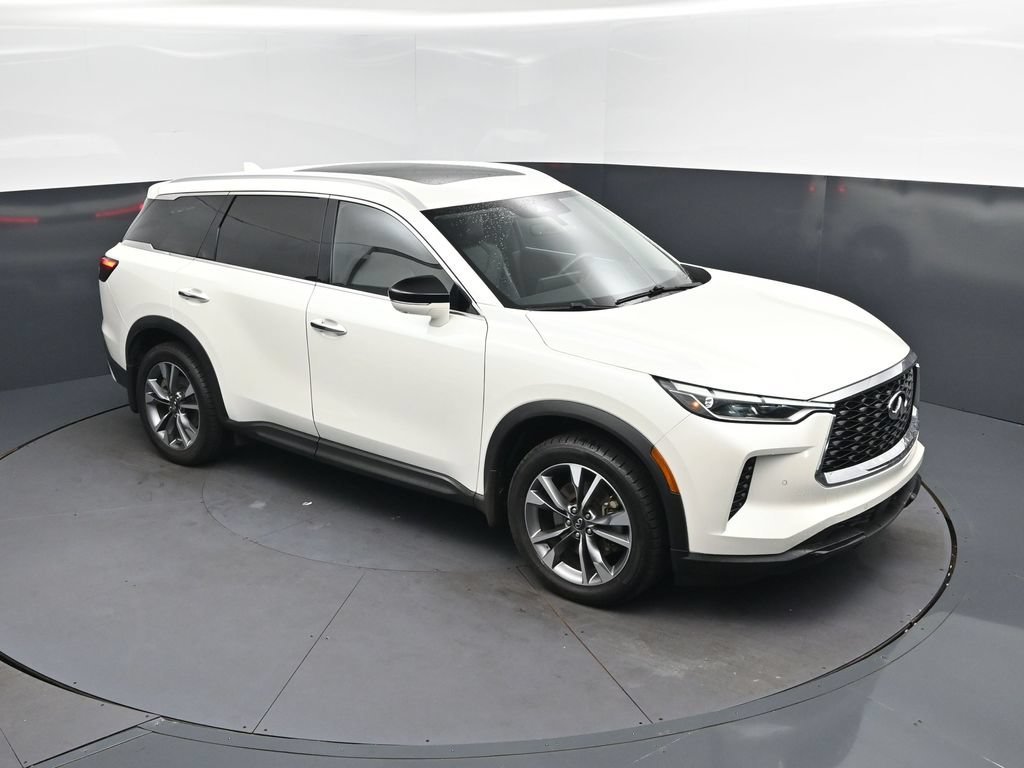 Certified Used 2023 White INFINITI LUXE image 38