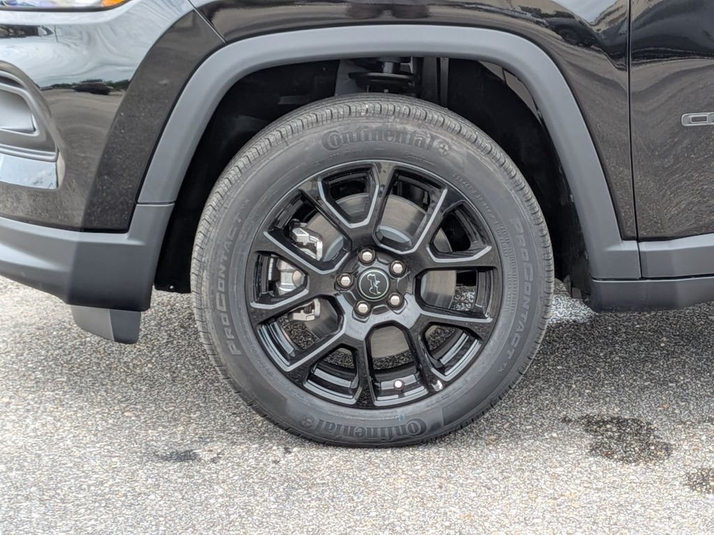 New 2026 Diamond Black Crystal Pearl-Coat Exterior Paint Jeep Latitude image 12