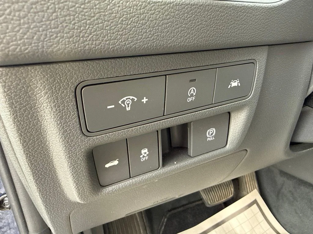 Used 2020 Blue Hyundai SE image 12