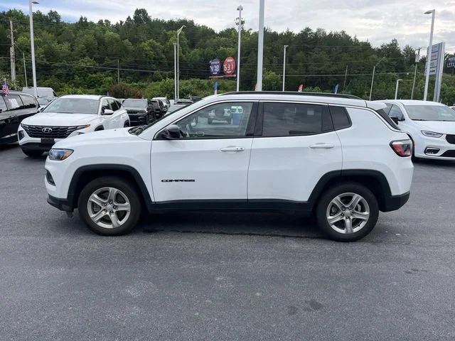 Used 2024 White Jeep Latitude image 6
