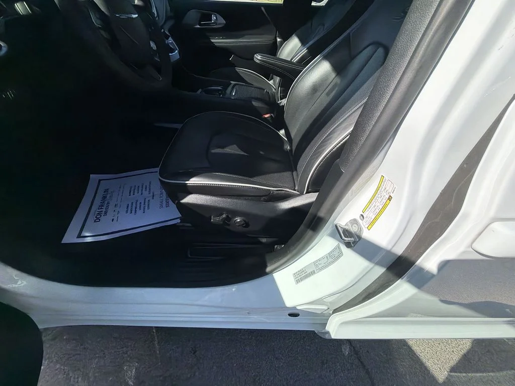 Used 2025 White Chrysler Limited image 12