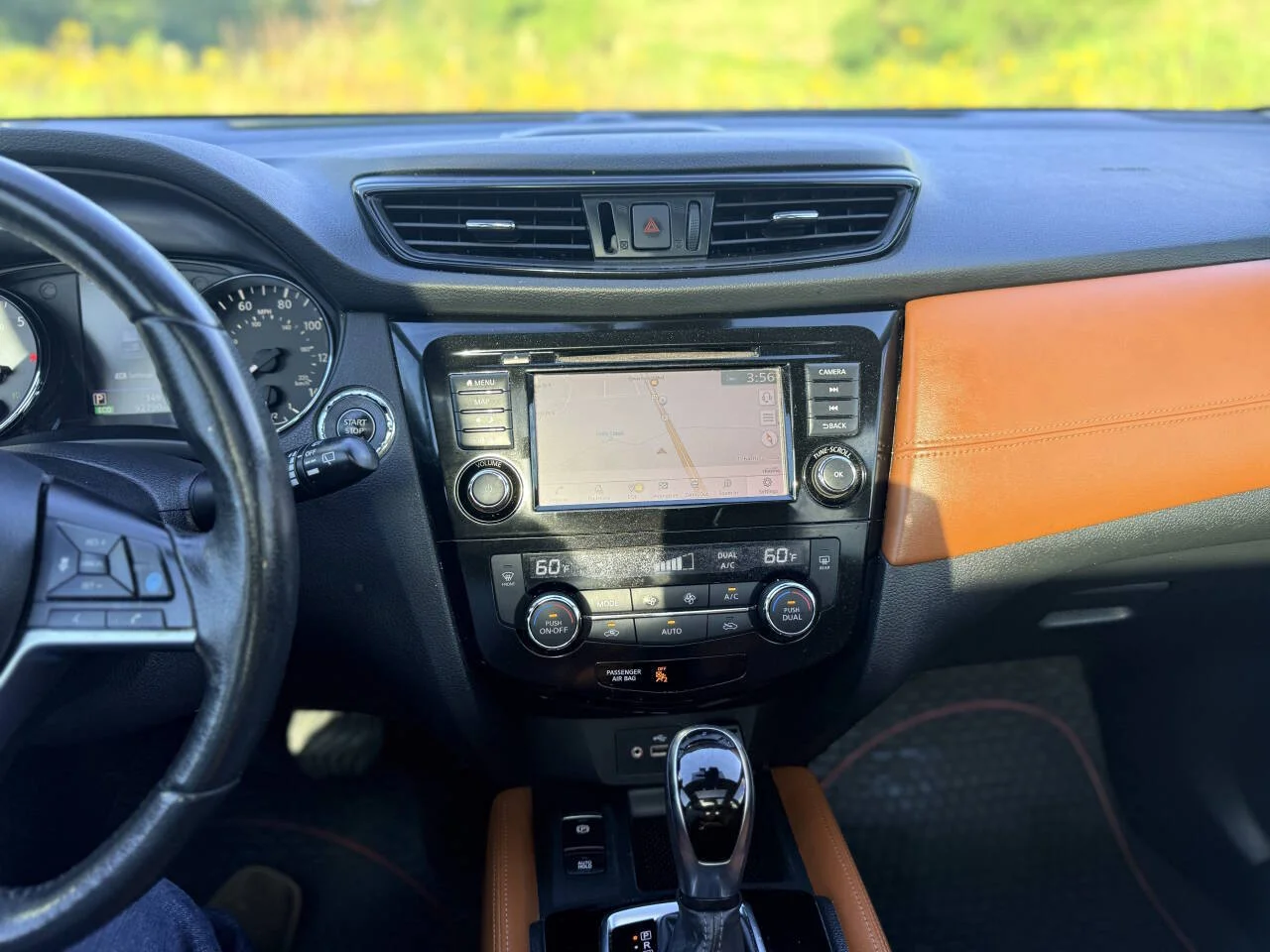 Used 2019 Black Nissan SL 4dr Crossover image 24