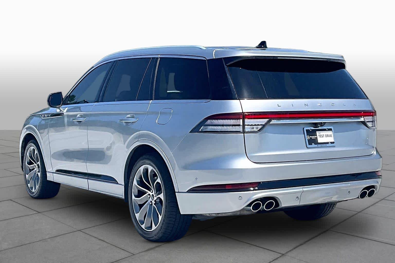 Used 2021 Silver Radiance Lincoln Grand Touring image 11