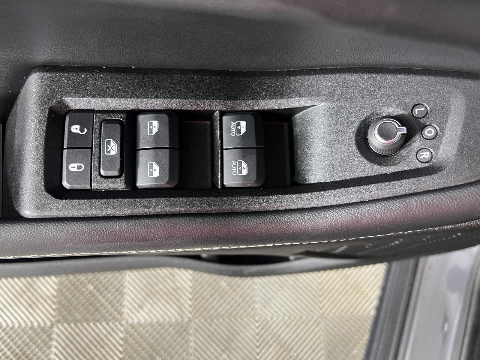 Used 2024 Baltic Gray Metallic Clearcoat Jeep Altitude image 12