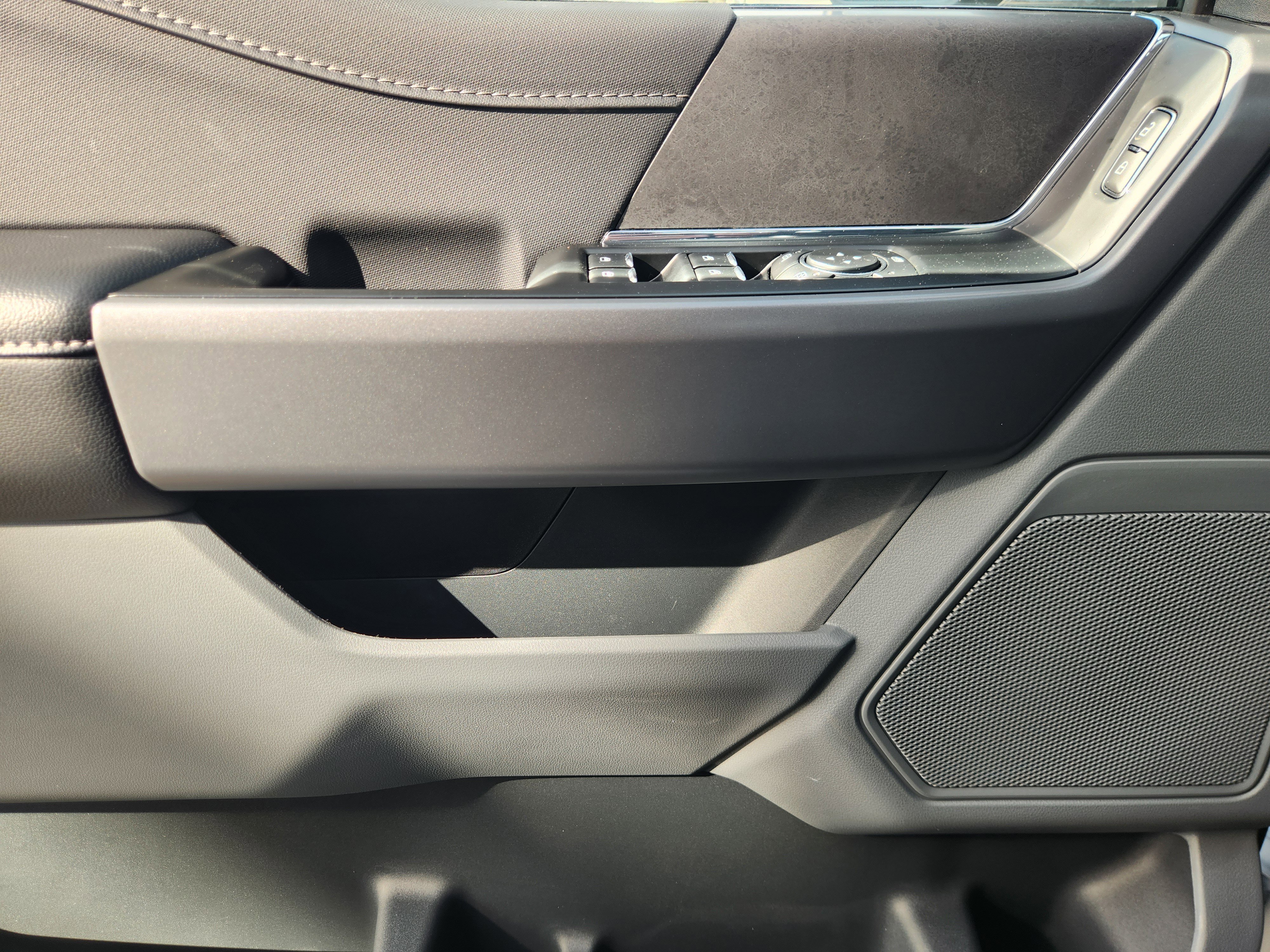 New 2025 Oxford White Ford XLT image 15