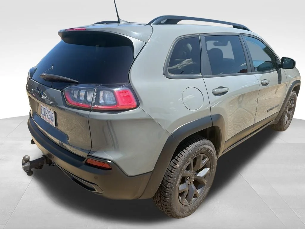 Used 2019 Gray Jeep Latitude image 4
