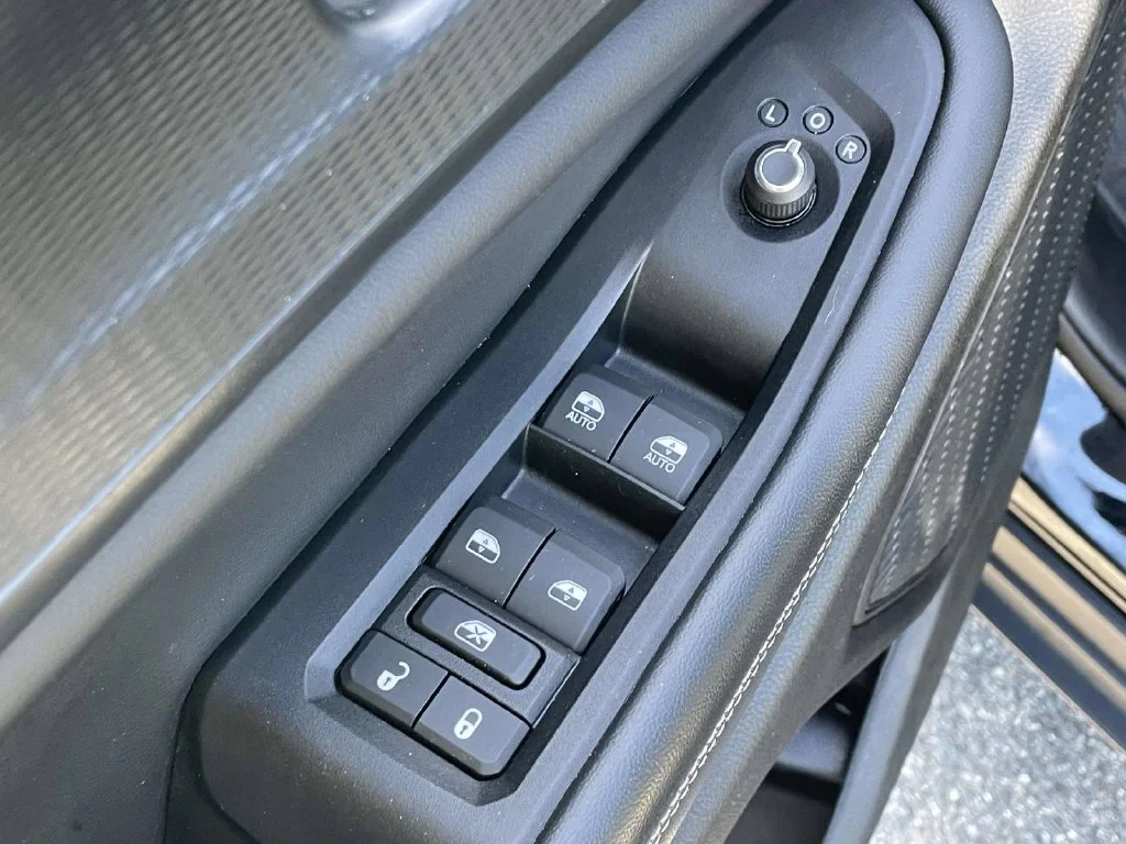 Used 2023 Black Jeep Altitude image 25
