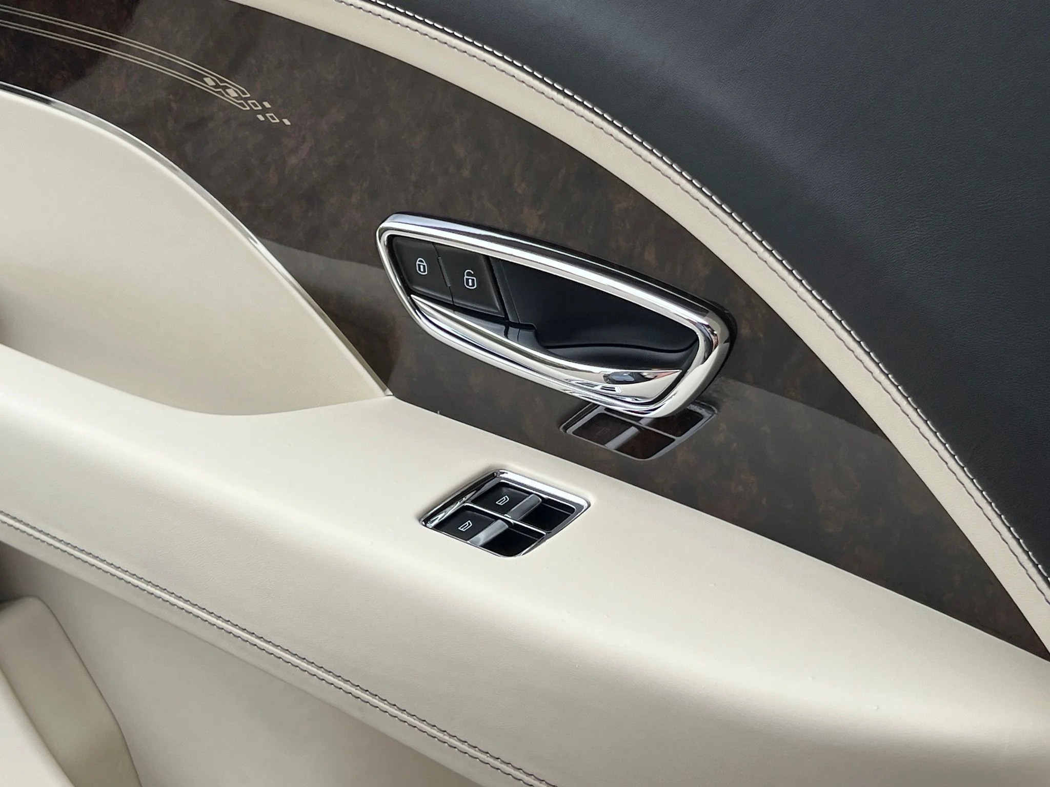 Used 2023 Blue Bentley  image 39