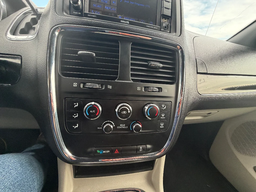 Used 2018 White Knuckle Clearcoat Dodge SXT image 17