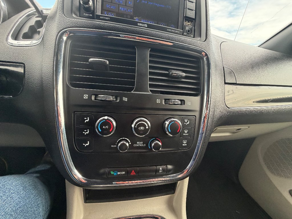 Used 2018 White Knuckle Clearcoat Dodge SXT image 17