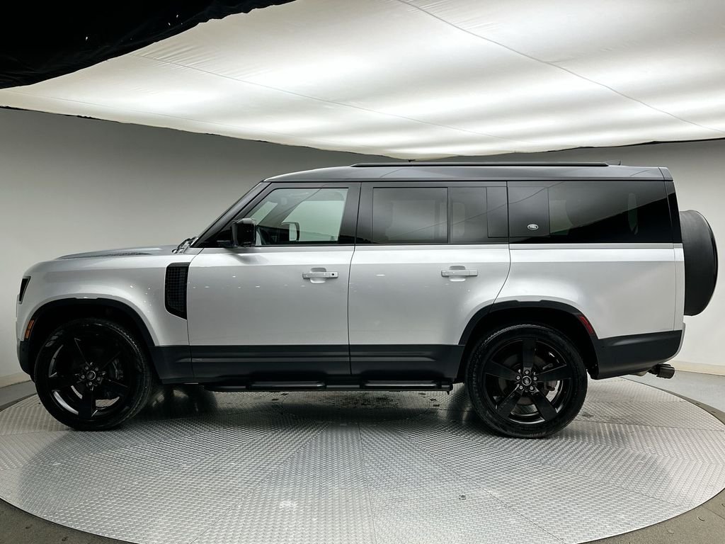 Used 2024 Hakuba Silver Metallic Land Rover S image 10