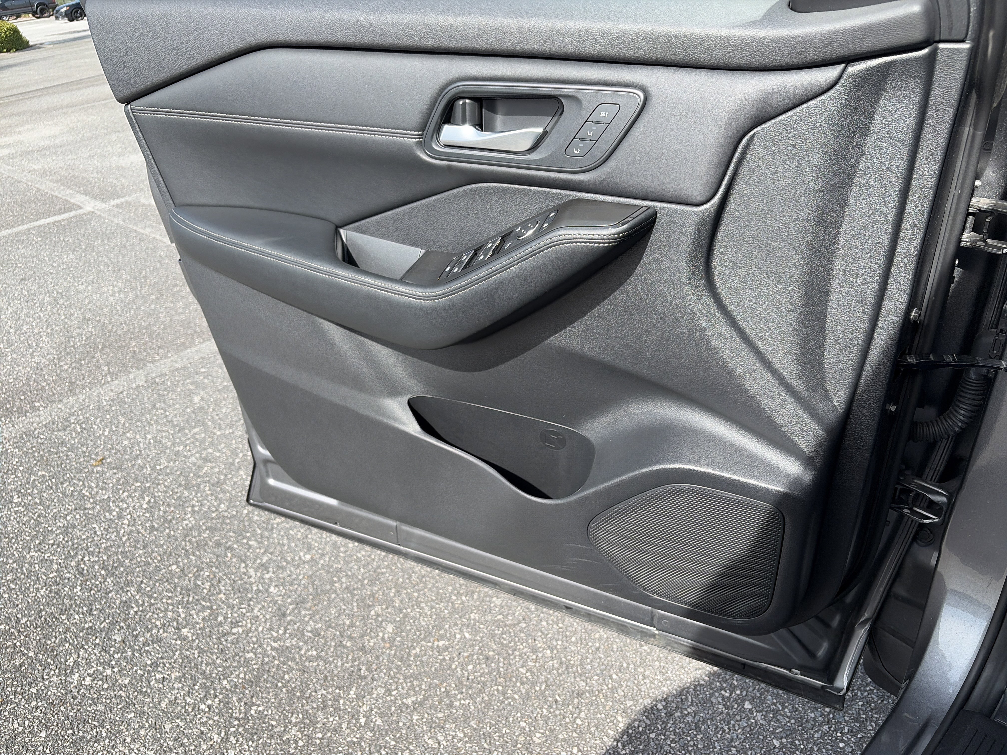 2025 Nissan Rogue SL - Photo 15