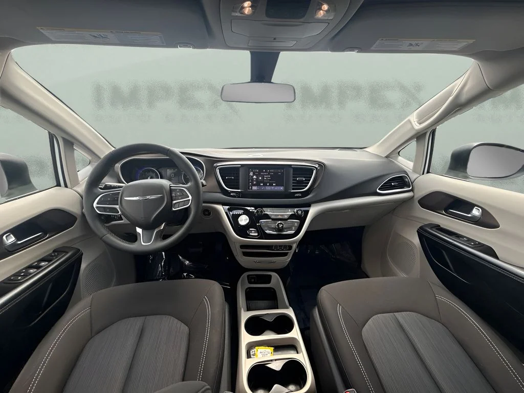 Used 2022 White Chrysler LX image 7
